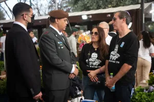 IDF commanders and soldiers visited the graves of IDF fallen soldiers in cemeteries and military plots throughout the country.