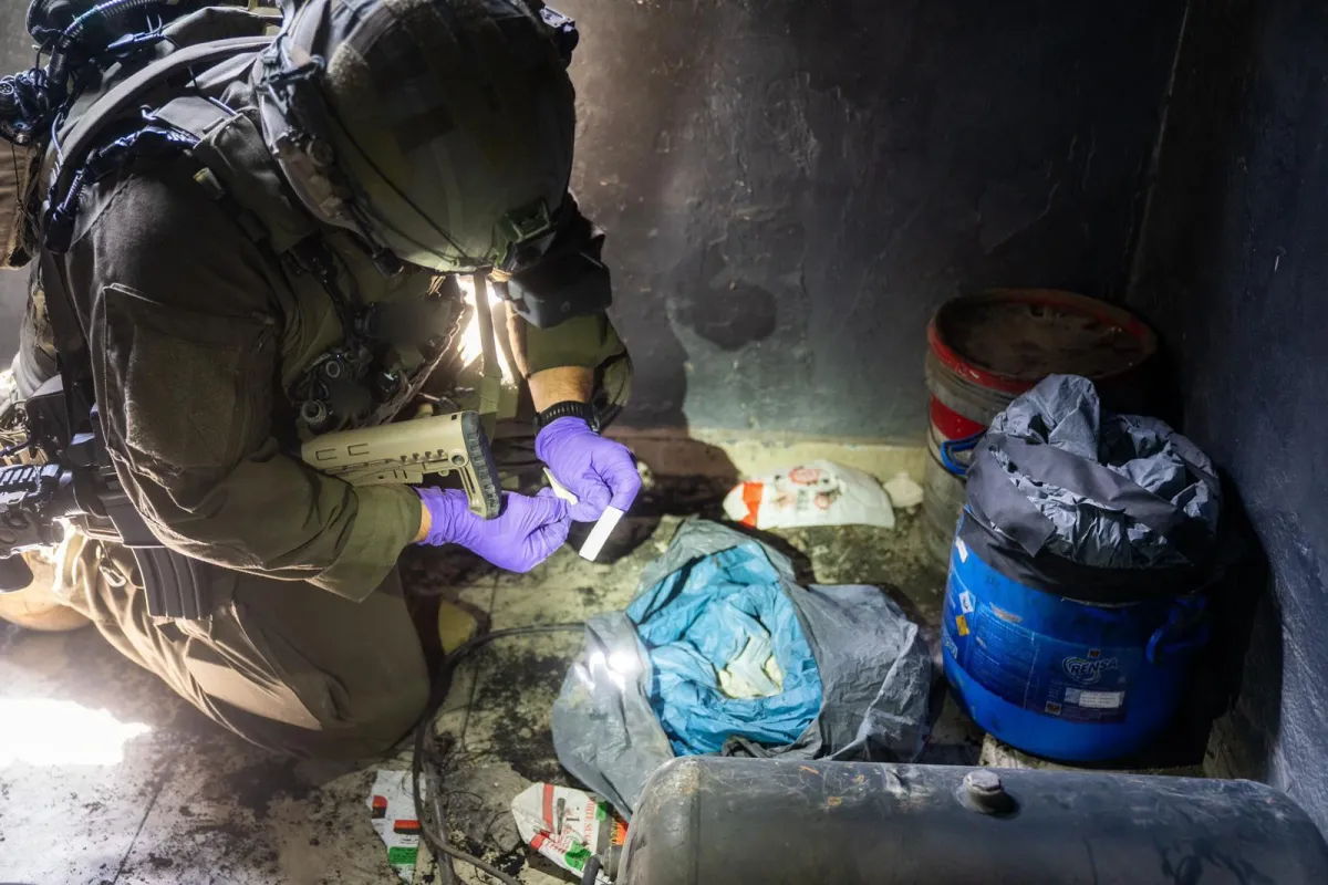 أمن: قامت قوات جيش الدفاع الإسرائيلي بتدمير مختبر لتصنيع القنابل في مخيم طولكرم.