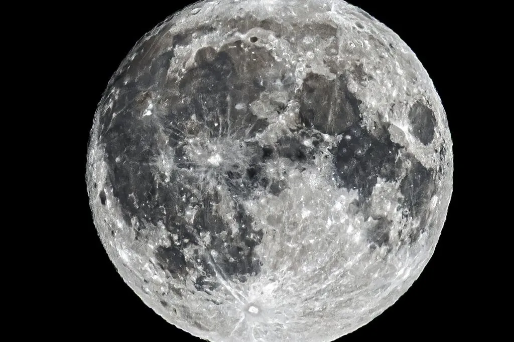 Estudio israelí identifica sitios con hielo en la Luna para futuras misiones