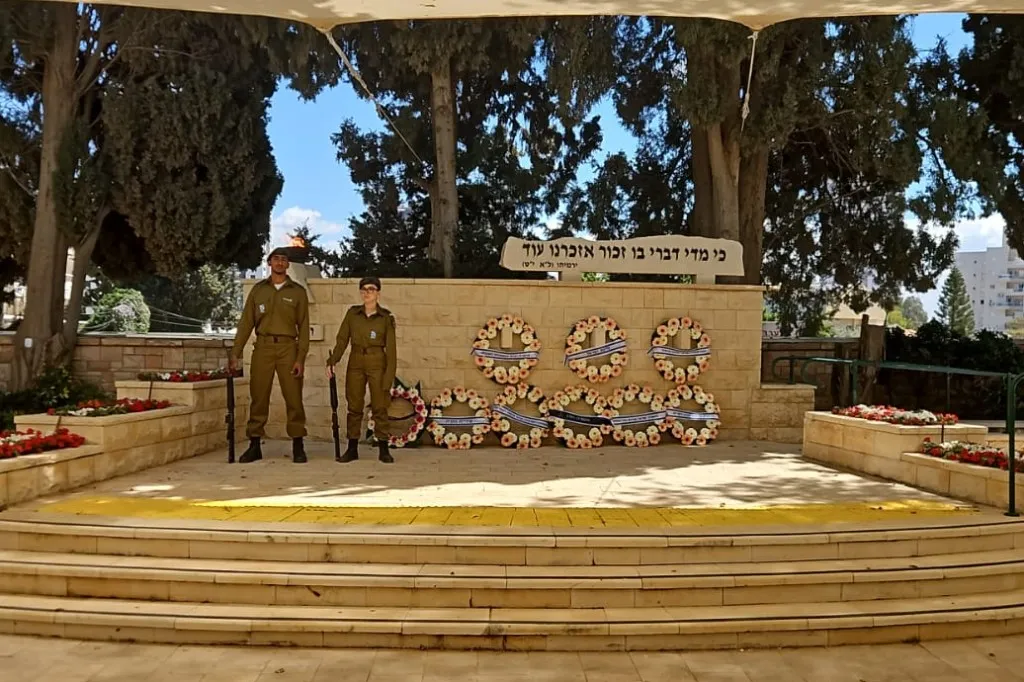 Chef du Mossad révèle qu&rsquo;un agent a été tué lors d&rsquo;une campagne contre l&rsquo;Iran, alors qu&rsquo;Israël commémore son Jour du souvenir