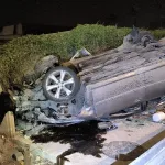 Police officers from the Kiryat Gat station arrested a suspect who attacked his partner, took her vehicle, and fled. Subsequently, he was involved in a self-inflicted traffic accident and fled while injured. Police officers from the Kiryat Gat station have opened an investigation.