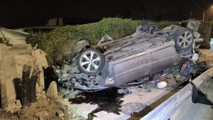 Police officers from the Kiryat Gat station arrested a suspect who attacked his partner, took her vehicle, and fled. Subsequently, he was involved in a self-inflicted traffic accident and fled while injured. Police officers from the Kiryat Gat station have opened an investigation.