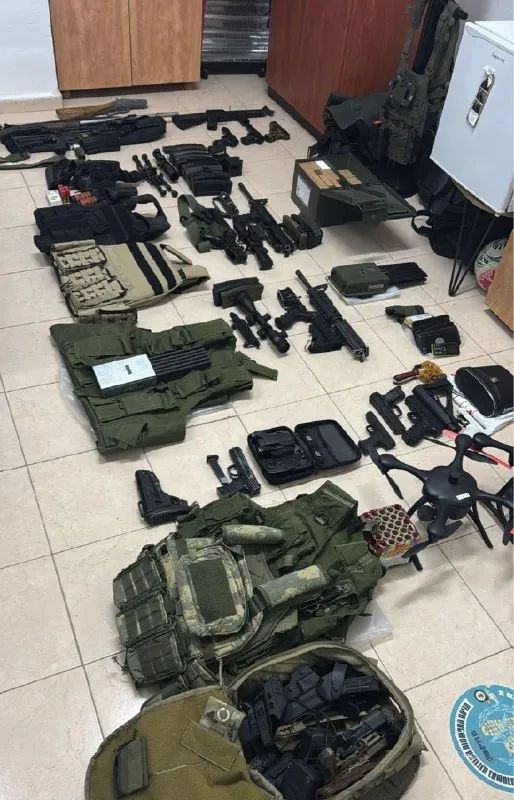 Narekober ang mga riple, pistola, drone, at malaking dami ng bala sa Qalandia sa isang operasyon ng mga tauhan ng Border Police at IDF. Anim na suspek ang inaresto. Lumabas noong hatinggabi ang mga tauhan ng Border Police sa Judea at Samaria at mga pwersa ng IDF.