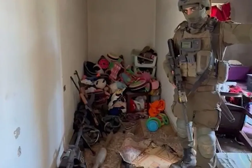 Des soldats découvrent des fusils, des RPG et des explosifs du Hezbollah stockés dans la chambre d&rsquo;un enfant