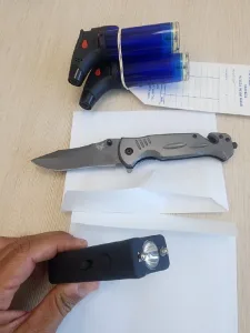 Tel Aviv District police officers arrested a 12-year-old student who arrived at a school in the city with a knife and additional assault tools.