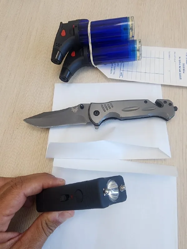 Arestado ang 12-anyos na estudyante sa Tel Aviv matapos dalhin sa isang paaralan ang kutsilyo at iba pang gamit na posibleng gamitin sa pananakit.