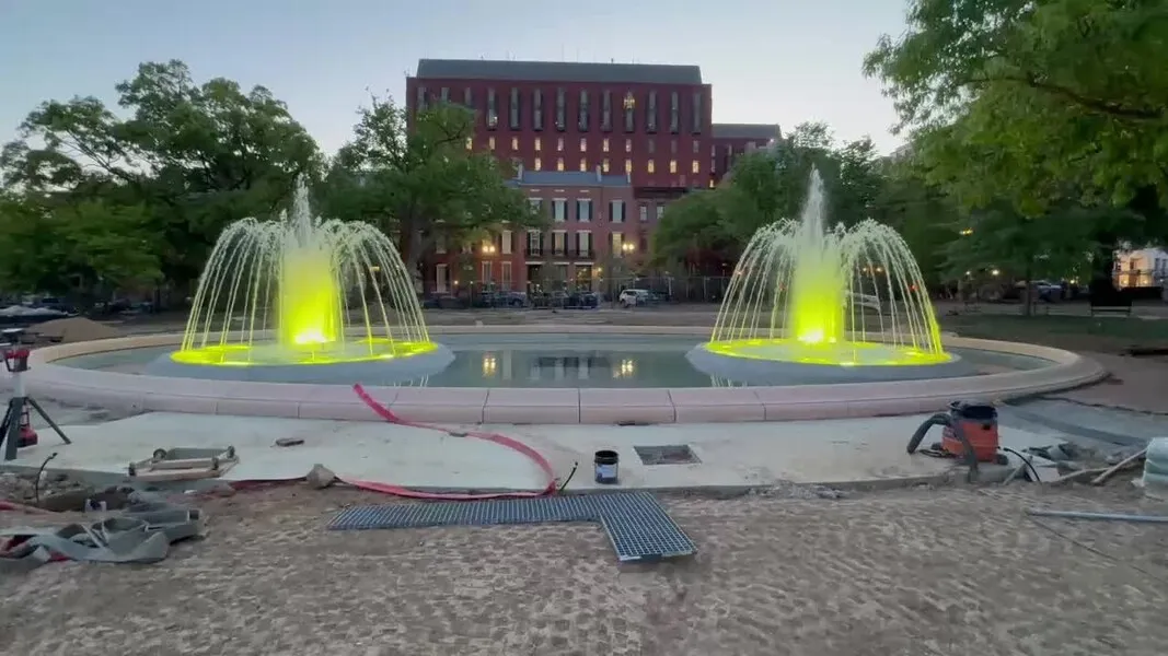 Unang beses na gumana ang Lafayette Park Fountains, sa tapat ng White House, sa loob ng ilang dekada.