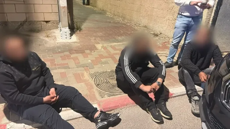 Three suspects were arrested in connection with the stabbing of a man last night in Jaffa, who was moderately injured. Yesterday evening, a report was received about a man (29) who arrived independently for medical treatment.