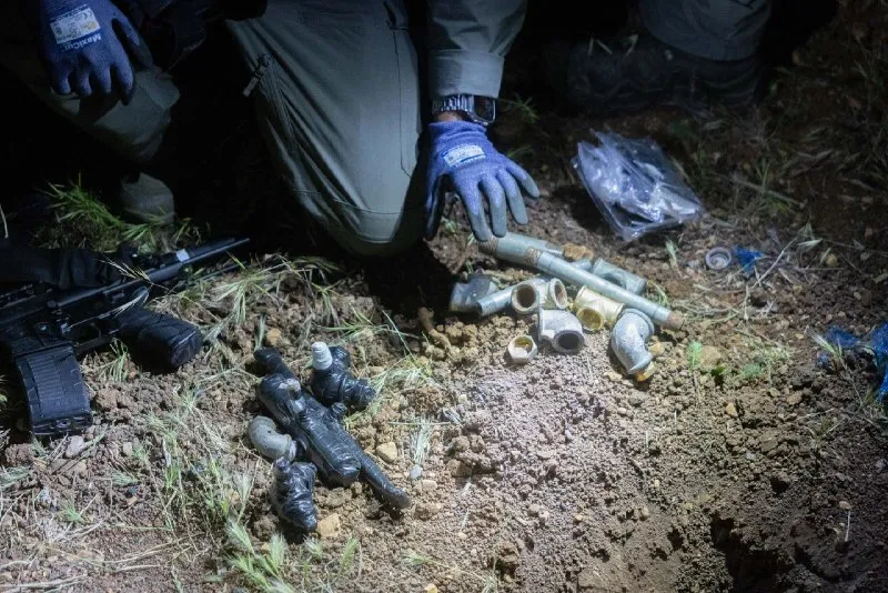 Mga tauhan ng Border Police sa Jerusalem envelope, nakakumpiska ng 14 na pipe bomb na may pampasabog sa isang operasyon sa nayon ng Al-Jib — isang suspek na residente ng Ramallah ang inaresto.