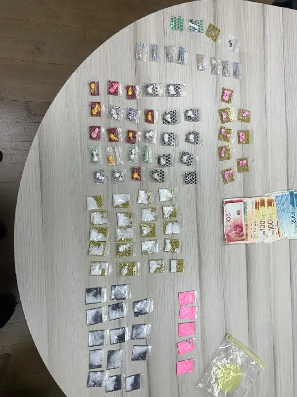 Nakumpiska ang mga komersyal na dami ng droga mula sa isang sasakyan sa Or Akiva, na nagresulta sa pag-aresto sa isang suspek. Sa isang operasyon ng mga opisyal mula sa istasyon ng Hadera, nasamsam ang isang sasakyan na naglalaman ng mga substance na pinaghihinalaang cocaine at Dosa.