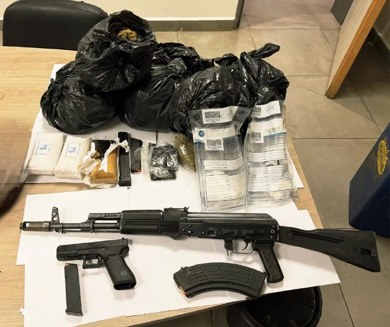 خلال حملة مداهمة نفذها ضباط شرطة من محطة الجليل الغربي ومقاتلو شرطة حرس الحدود في قرية يركا، تم ضبط بندقية كلاشينكوف ومسدس جلوك،