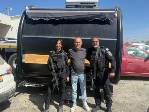 During an operational activity by Hebron station patrol officers and IDF soldiers, a “food truck” that was stolen from the village of Oria was located in the Palestinian village of Idna. The suspect in the theft was arrested and the truck was returned to its owner.