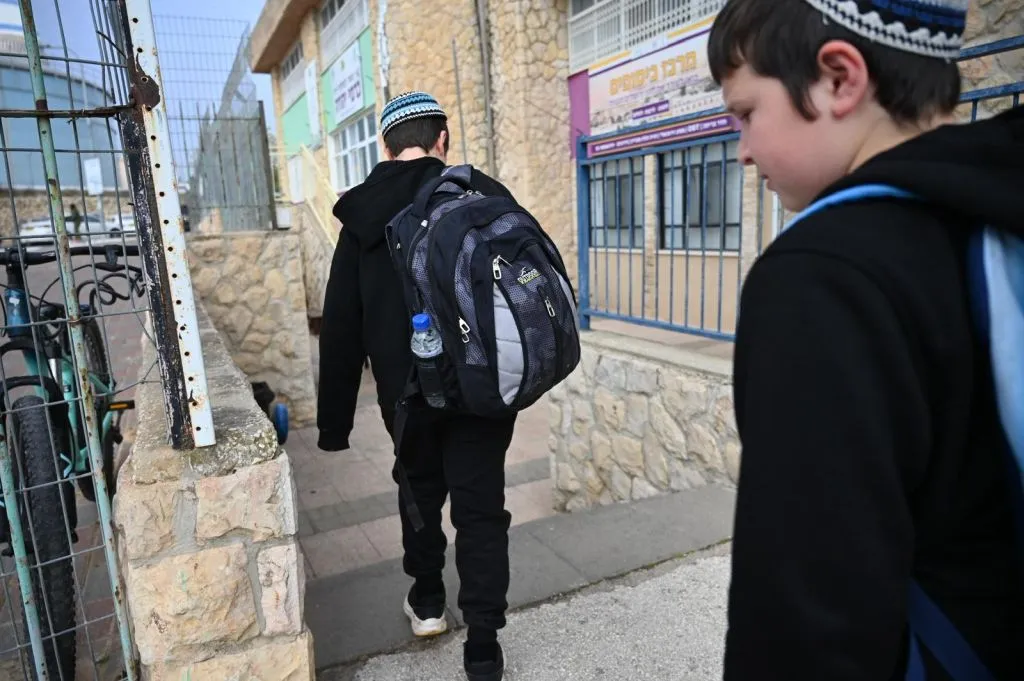 Israa’iil oo ballaadhinaysa mamnuucida taleefannada gacanta ee dugsiyada dhexe guud ahaan dalka