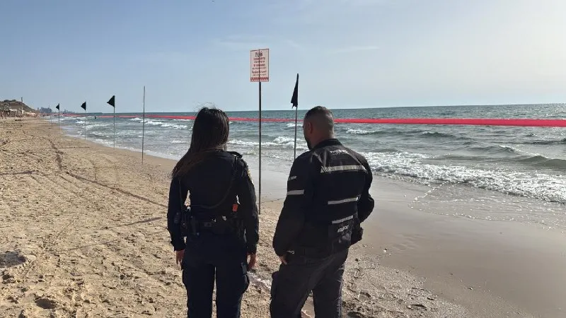 تم إغلاق جزء من شاطئ تسوك الشمالي في تل أبيب أمام السباحين، وذلك بعد اكتشاف أسلحة على الشاطئ وفي المياه.