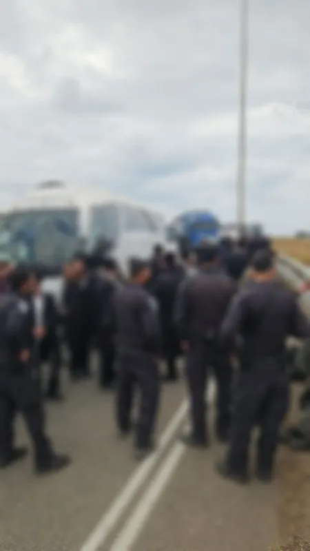 Kamakailan lamang, naharangan ang Coastal Highway sa pagbaba patungong Zichron Yaakov, matapos ang pagharang ng mga pasahero ng bus na papunta sa Meron. Huminto ang ilang bus na may daan-daang pasahero na papunta sa Meron.
