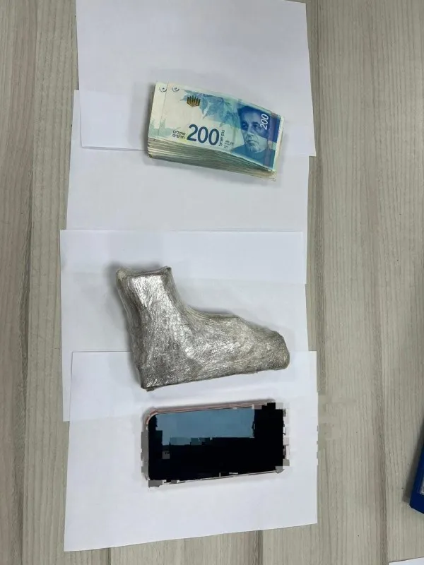 Dagaalka ka dhanka ah dembiyada rabshadaha wata ee ka jira bulshada Carabta, ka dib markii la eryaday, dagaalyahannada Waaxda Gaarka ah ee Manashe ayaa soo qabtay saddex tuhmane, kuwaas oo gaadhigooda laga helay bistoolad la raray intii lagu guda jiray hawlgal ay fuliyeen dagaalyahannada Waaxda Gaarka ah ee Manashe ee ka tirsan Kafr Qara.