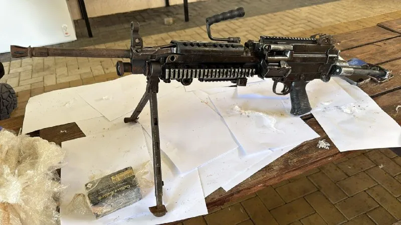 Mga tauhan ng Border Police mula sa Southern District at MAGEN sa Southern District Intelligence and Investigations Department ang nakakumpiska ng isang submachine gun, bala, at isang substansyang pinaghihinalaang droga sa isang operasyon sa Bir al-Dajaj bilang bahagi ng Operation “Iron Net,” na pinangunahan ng Inspector General ng Pulisya.