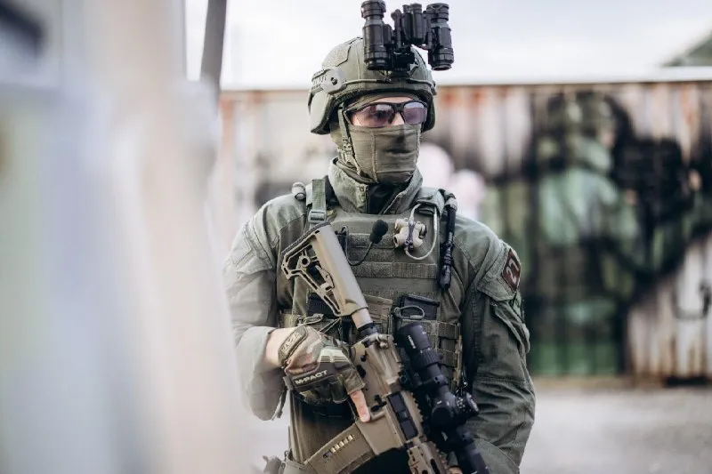 Dalawang Hamas operatives ang inaresto sa Nablus kagabi, at isa pang suspek ang inaresto dahil sa pagtataglay ng mga armas at kagamitan para sa paghahanda ng mga pampasabog. Nag-operasyon ang mga undercover officer ng Border Police kagabi sa ilalim ng direksyon ng General Security Service.