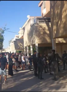 Police officers from the Southern District are currently operating in the city of Arad, following a report received about a brawl incident near a residential complex in the city. Police and Border Police forces that were dispatched to the scene are working to restore order.