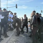 Shortly ago, dozens of rioters began blocking the Ha'Mizleg Junction (Roads 34 and 25) near Netivot. Forces from the Southern District and Border Police are preparing to disperse the rioters.