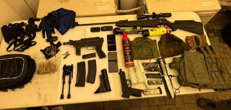 Descubren arsenal en Kafr Misr y arrestan a un sospechoso. Fuerzas del Distrito Norte y la Policía de Fronteras de la Guardia de la Frontera Norte allanaron la vivienda de un residente de Kafr Misr y un área adyacente.