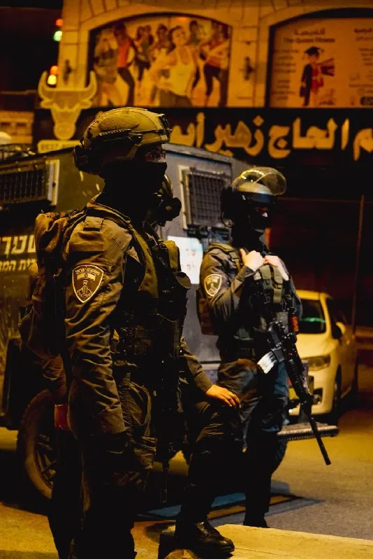 یک مظنون تحت تعقیب که مظنون به پرتاب سنگ به خودروی یک شهرکنشین بود و باعث جراحت او در هفته گذشته در منطقه سامره شد، بازداشت شد. صبح چهارشنبه،