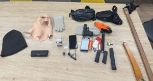 Border Police fighters in the Coastal District arrested two suspects after a pursuit near Ma’ayan Tzvi, with a loaded pistol and assault and burglary tools found in their possession.