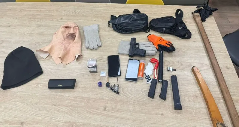 तटीय जिले के सीमा पुलिस के लड़ाकों ने मायान त्ज़वी के पास पीछा करने के बाद दो संदिग्धों को गिरफ्तार किया, जिनके कब्जे से एक भरी हुई पिस्तौल और हमले व चोरी के औजार बरामद हुए।
