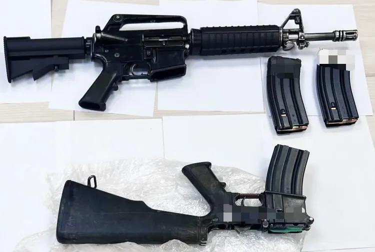 Durante una operación de agentes de la Policía del Distrito Norte y combatientes de la Policía Fronteriza del Norte en Araba, en Galilea, se llevó a cabo un registro en complejos y residencias de la ciudad, durante el cual los agentes localizaron dos armas largas tipo M-16.