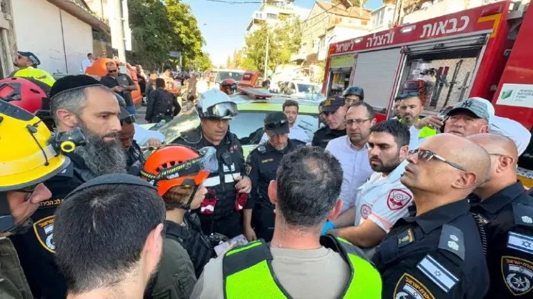 From the scene where a balcony collapsed on KKL Street in Jerusalem, five lightly injured individuals were evacuated for medical treatment.