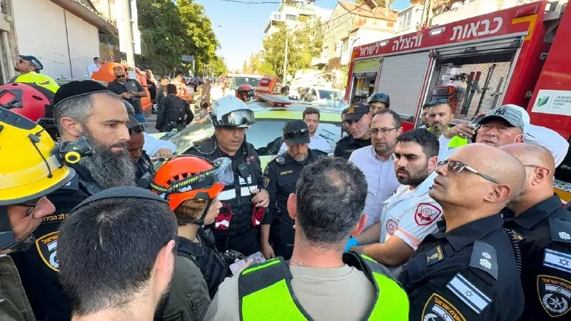 Cinq personnes légèrement blessées ont été évacuées pour recevoir des soins médicaux depuis le lieu où un balcon s’est effondré dans la rue KKL à Jérusalem.