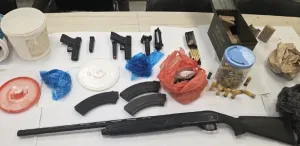 In an operation by Northern District police officers and Border Police fighters yesterday in the city of Arraba, forces raided a compound where they located a cache of weapons that included two Glock pistols,