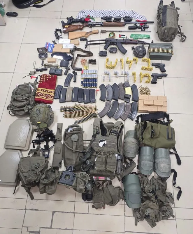 De nombreuses armes, dont des dizaines de grenades à fragmentation, des engins explosifs et des armes à feu, ont été découvertes au domicile d&rsquo;un résident de Jérusalem.
