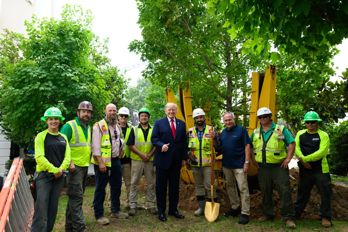 Nagtatanim ng magagandang puno ng Maple at Oak sa White House!