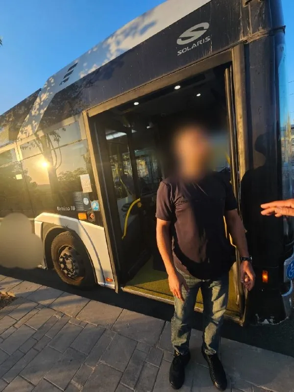 احتجز سائق حافلة عامة في القدس للتحقيق معه للاشتباه في قيادته تحت تأثير المخدرات، وذلك ضمن نشاط عملي استباقي قام به محققون من وحدة الاستخبارات والتحقيقات في لواء القدس، بالتعاون مع ضباط من مركز شرطة “عوز”.