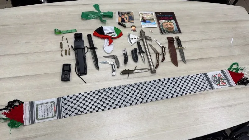 في إطار عملية استهدفتها وحدة تحقيق تابعة لشرطة لواء القدس في منطقة لواء الجنوب، جرى تفتيش منزل مشتبه به في البلدة القديمة صباح اليوم، وتم ضبط سكاكين.