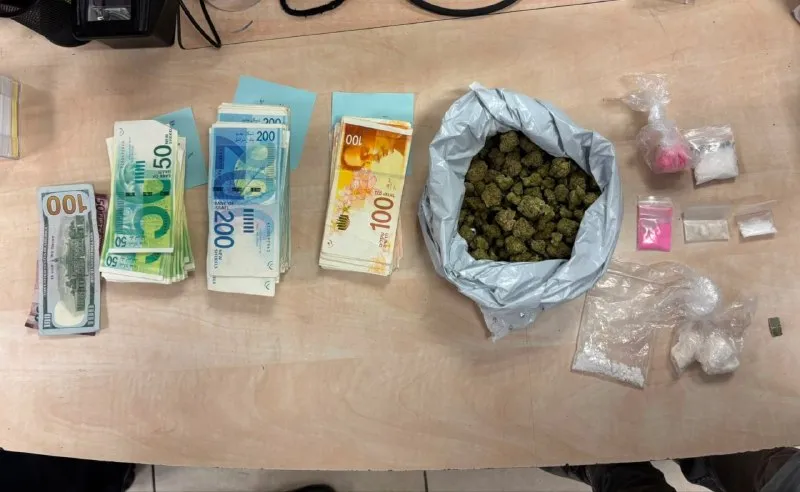 Des drogues et de l’argent liquide d’une valeur de plusieurs centaines de milliers de shekels ont été saisis, et des dizaines de contraventions ont été dressées dans le cadre d’une opération menée par des combattants de la Police des frontières dans le district central et des policiers du poste de Shar’at dans le sud de Tel-Aviv.