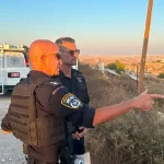 Forest fire near the community of Affeka – Firefighting efforts continue, with the participation of Hebron station police officers who are assisting in blocking the traffic route and securing the area along with forces from the community.