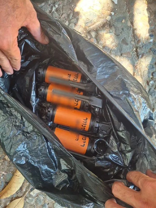 Quatre grenades assourdissantes et divers types de drogues ont été saisis dans un appartement à Ramat HaSharon lors d&rsquo;une opération menée par des détectives de la station Glilot. Un suspect (43 ans) a été arrêté.