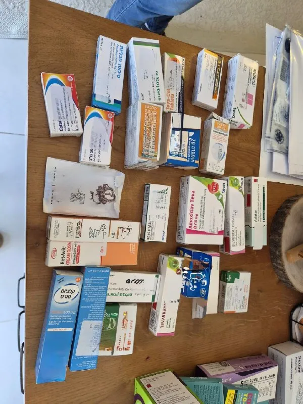 Des pharmaciens de la base de Glilot sont soupçonnés d&rsquo;avoir dérobé des dizaines de milliers de médicaments destinés aux soldats des Forces de défense israéliennes et de les avoir vendus en privé. Au cours des derniers mois, une enquête discrète a été menée par des enquêteurs de la police du district central.