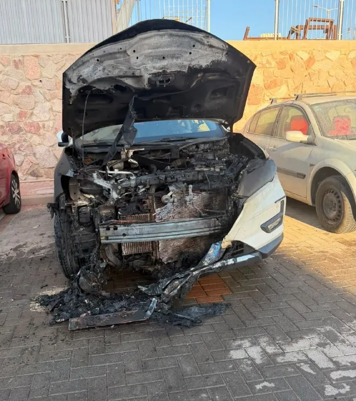 Suspek, Aarestuhin Dahil sa Pagsunog ng Sasakyan sa Eilat Maagang umaga ngayong araw, nagbukas ng imbestigasyon ang mga opisyal ng pulisya sa Eilat matapos makatanggap ng ulat tungkol sa isang sasakyan na nasunog sa isang residential neighborhood sa lungsod.