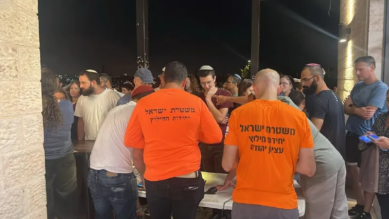 عمل متطوعون من وحدة إنقاذ غوش عتصيون في منطقة يهودا والسامرة، بالتعاون مع ضباط من محطة عتصيون، الليلة الماضية على تحديد مكان شقيقين، يبلغ عمرهما حوالي 3 و 7 سنوات، في إحدى مستوطنات غوش عتصيون.