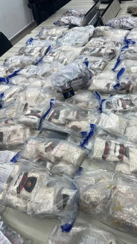Israel Police: Un residente del sur de Israel fue detenido en el Área A con materiales que se sospecha son diversos tipos de drogas valorados en millones de shekels. Ayer, el comandante de la policía del sector de Belén operó dentro de