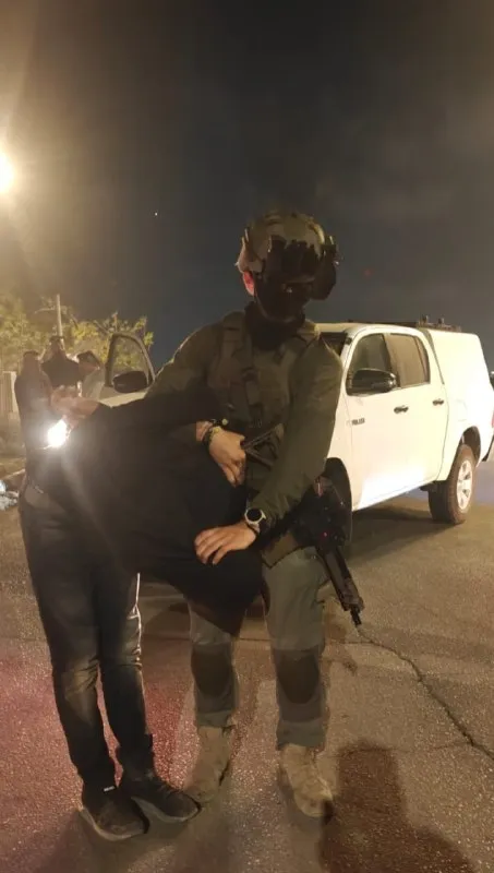 Nahuli ang isang residente ng Negev dahil sa hinalang panunulsol sa terorismo at pakikiisa sa Hamas. Bilang bahagi ng pinagsamang imbestigasyon ng Southern District Central Unit ng Israel Police at ng General Security Se