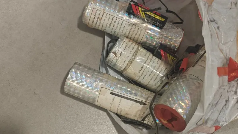 Un sospechoso fue llevado a la comisaría para ser investigado y se le incautaron objetos sospechosos. Tras un examen de zapador, se descartó la sospecha de un artefacto explosivo. En la última hora, soldados de las FDI llevaron a un sospechoso palestino a la comisaría de Hebrón para