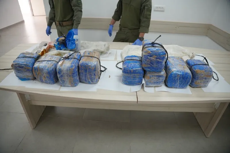 Israel Police: Frustran intento de exportar 60 kg de drogas a Jordania; detienen a dos sospechosos. Durante el día, puestos de observación de las FDI identificaron a sospechosos que intentaban exportar drogas desde territorio israelí h