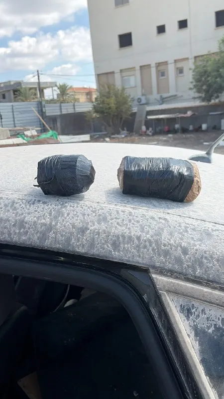 Police israélienne: Attaque criminelle déjouée : des policiers d'Iron ont saisi deux engins explosifs près d'un immeuble résidentiel à Barta'a