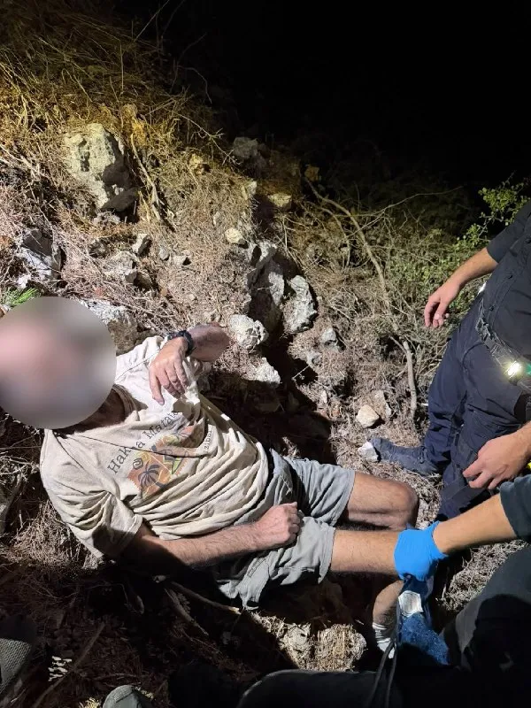 الشرطة الإسرائيلية: خلال الليل، ورد بلاغ من عدد من الشبان الذين مروا بمنطقة نتيف هابورتزيم، أفادوا بسماعهم استغاثات من شخص عالق تحت شجرة.