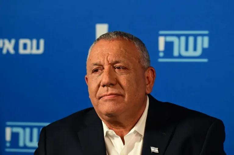 Eisenkot Tops Mock Election at Israeli High School Known for Political Predictions