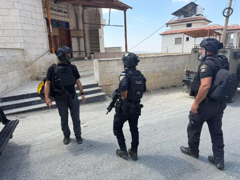 Policía investiga incendio de mezquita y grafitis en aldea de Samaria La policía de Judea y Samaria ha abierto una investigación tras el incendio de una mezquita y la aparición de grafitis en la aldea de Mazra’a, en Samaria. Fuerzas de la estación de Ariel y la unidad de identificación forense se encuentran en el lugar, acompañadas y aseguradas por